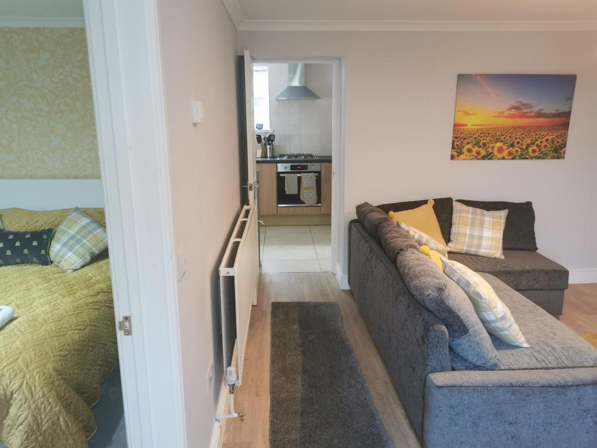 Immaculate One Bedroom Home With Private Parking Swansea Exterior photo
